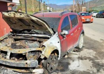 Djegia e veturës së policit serb në veri, rasti po hetohet