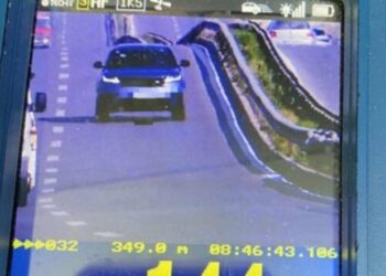 Voziti mbi 140 kilometra në orë në zonën 80: Policia gjobit shoferin në rrugën Mitrovicë-Prishtinë