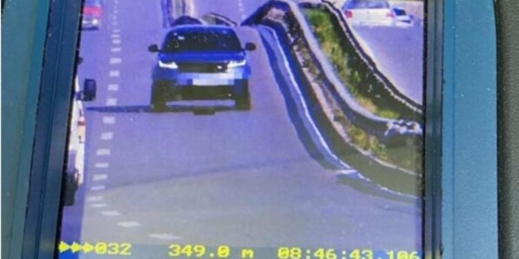 Voziti mbi 140 kilometra në orë në zonën 80: Policia gjobit shoferin në rrugën Mitrovicë-Prishtinë