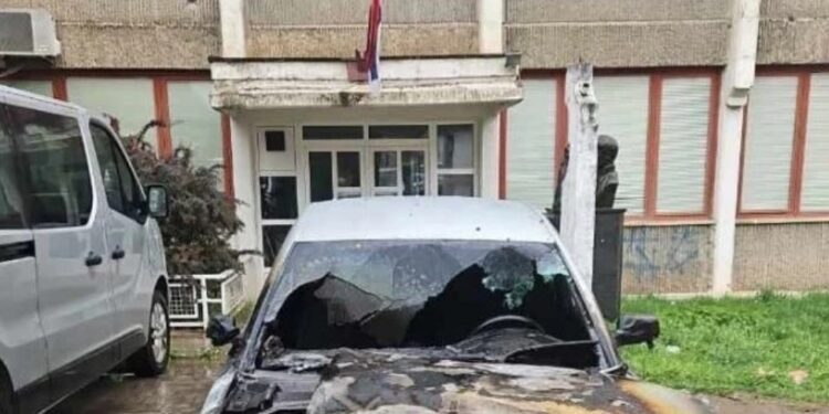 Digjet një veturë në veri