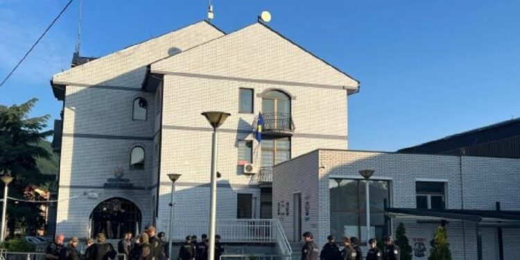 Sot mbahet seanca e parë në objektin e komunës së Zubin Potokut