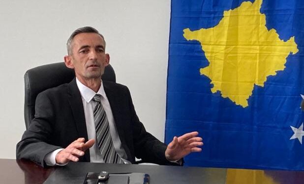 Kryetari i Komunës së Zveçanit kthehet në objektin komunal pas një viti