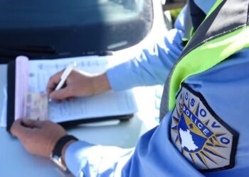 Mbante fëmijën në prehër duke vozitur, policia gjobit shoferin mitrovicas dhe i merr patentën për 6 muaj