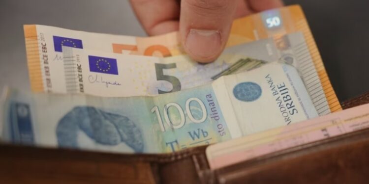 Zbatimi i rregullores së re nuk po përfillet – Pagesat po vazhdojnë me euro dhe me dinarë