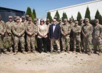 Hovenier takohet me ushtarët amerikanë të dislokuar në Kosovë, informohet per kontributin e ShBA-së për KFOR-in