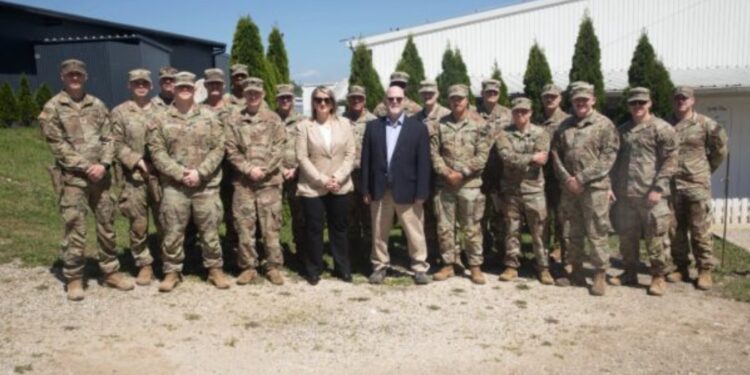 Hovenier takohet me ushtarët amerikanë të dislokuar në Kosovë, informohet per kontributin e ShBA-së për KFOR-in