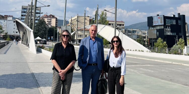 Ambasadorja holandeze Boven shkon në Mitrovicë për t’u informuar me situatën lokale