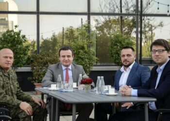 Kurti mbledh në ballkonin e Qeverisë Jasharin, Maqedoncin e Muratin: Diskutuam për mbështetjen dhe planet
