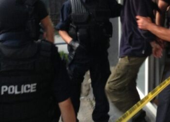 Në Mitrovicë arrestohen 4 persona për kontrabandim me migrantë nga Jemeni, iu sekuestrohen mijëra kartmonedha e automjete