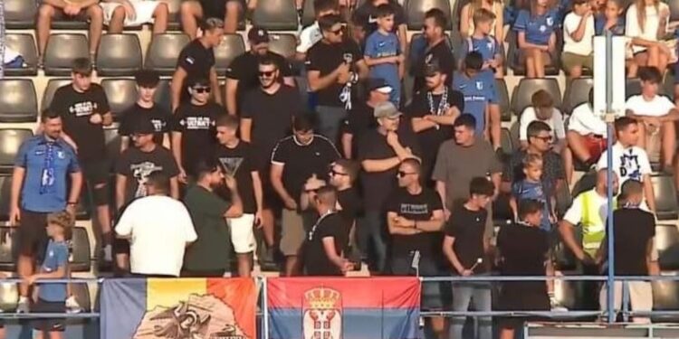 Skandal: Tifozët rumun shpalosin flamurin serb në ndeshjen Farul – KFF Mitrovica