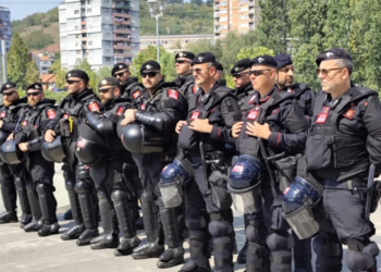 Forcat e shtuara në urën e Ibrit, deklarohet KFOR: Janë pjesë e një trajnimi, po e monitorojmë situatën