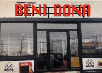 Stafi i ‘Beni Dona’-s po përgatisin ushqim në Mitrovicë bashkë me kuzhinierët e ‘huazuar’ nga Meza e Studentëve