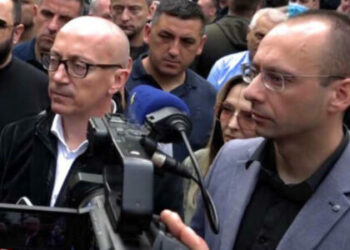 Raportohet se pas sulmit brutal ndaj Rakiqit, deputeti ​Igor Simiq e dërgoi në spital