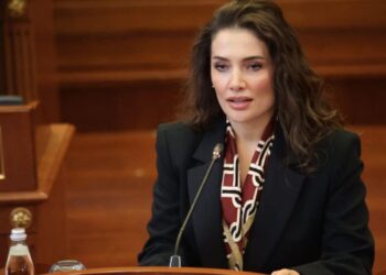 Musliu-Shoshi: A është normale që të heshtim kur Albin Kurti përmes kontratës njëburimore, ka siguruar ushqim për qentë e ushtrisë, por jo për ushtarët?