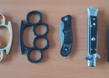 Policia kontrollon disa shkolla të Mitrovicës, gjenden tre thika dhe dy boksa të hekurit tek nxënësit