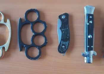 Policia kontrollon disa shkolla të Mitrovicës, gjenden tre thika dhe dy boksa të hekurit tek nxënësit