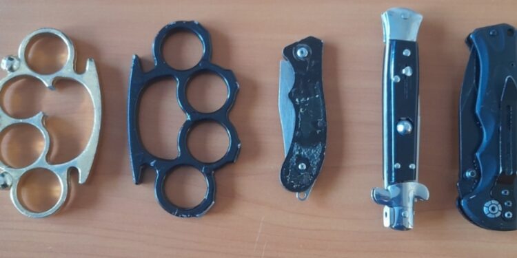 Policia kontrollon disa shkolla të Mitrovicës, gjenden tre thika dhe dy boksa të hekurit tek nxënësit