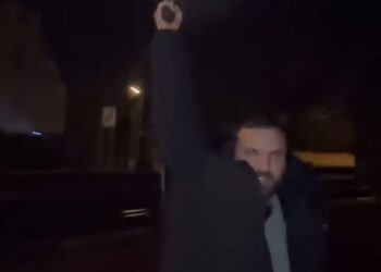 Simpatizanti nga Gjermania gjuan me dy armë për “respekt ndaj Albin Kurtit”