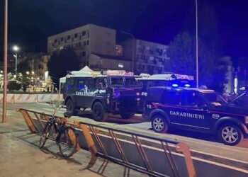 Policia ndalon të miturin nga Mitrovica, sulmoi karabinierët me mjete piroteknike