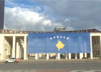 Flamuri gjigant i Kosovës shpaloset në Tiranë në prag të 17-vjetorit të shpalljes së Pavarësisë