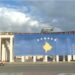 Flamuri gjigant i Kosovës shpaloset në Tiranë në prag të 17-vjetorit të shpalljes së Pavarësisë