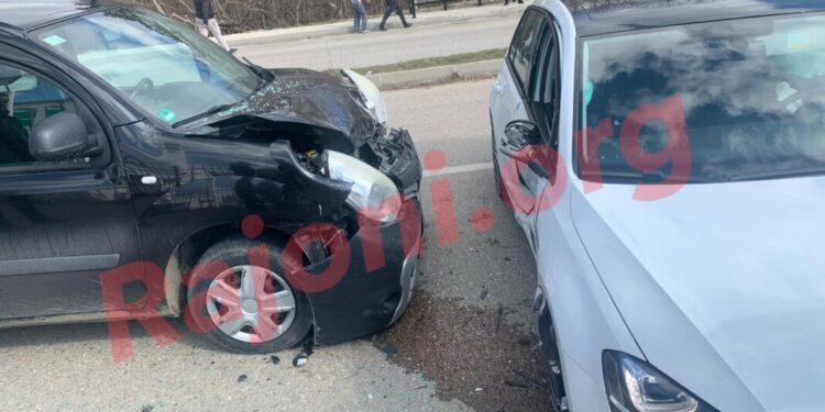 Aksident mes tri veturave në rrugë Mitrovicë – Skenderaj, lëndohen dy persona