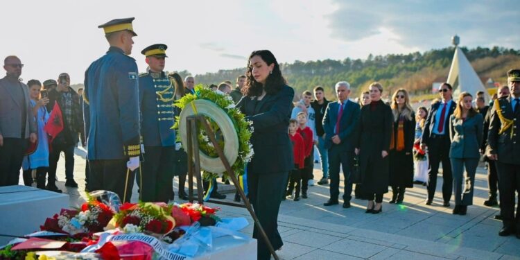 Epopeja e UÇK-së – krerët e shtetit sot bëjnë homazhe në Prekaz