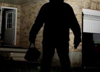 Kapet i dyshuari për vjedhje të rëndë në Mitrovicë – depërtoi me forcë në lokal dhe vodhi të hollat