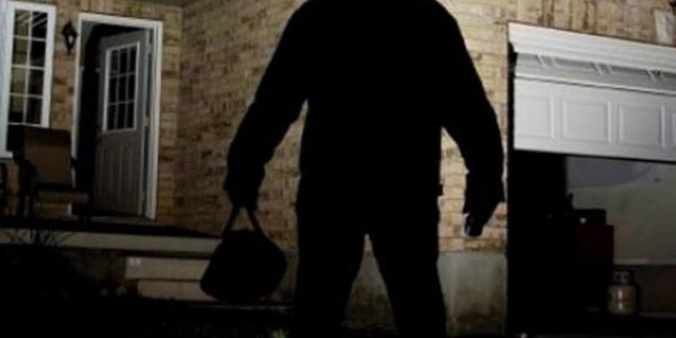 Kapet i dyshuari për vjedhje të rëndë në Mitrovicë – depërtoi me forcë në lokal dhe vodhi të hollat