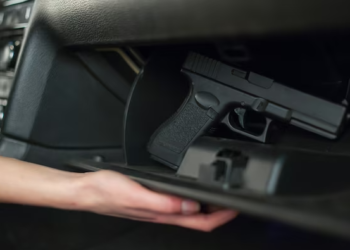 Ekskluzive | “Ta mbushi trupin plumba” – kapet me Glock në çantë pas kanosjes në mes të rrugës në Mitrovicë