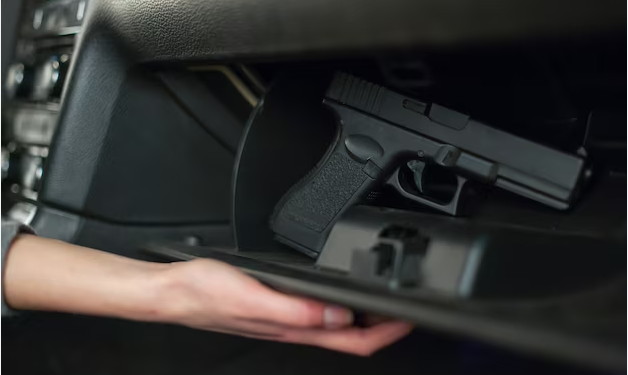Ekskluzive | “Ta mbushi trupin plumba” – kapet me Glock në çantë pas kanosjes në mes të rrugës në Mitrovicë