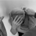 Dhëndri dyshohet se e kapi për fyti dhe e hodhi mbi karrige vjehrrën në Mitrovicë