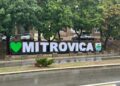 Asamblistët në Mitrovicën e Veriut miratojnë largimin e mbishkrimit “Unë e dua Mitrovicën”