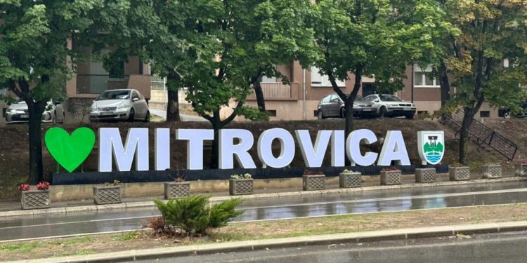 Asamblistët në Mitrovicën e Veriut miratojnë largimin e mbishkrimit “Unë e dua Mitrovicën”