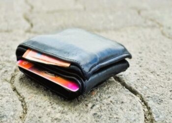 Gjest human: E mitura në Mitrovicë dorëzon kuletën me 2000 euro në polici, pronarit i kthehen paratë