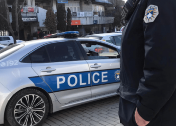 Pse po na kqyr shtremt?” – ia prenë rrugën dhe ia grabitën 150 euro në Mitrovicë, identifikohet njëri nga të dyshuarit