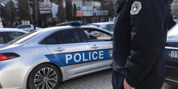 Pse po na kqyr shtremt?” – ia prenë rrugën dhe ia grabitën 150 euro në Mitrovicë, identifikohet njëri nga të dyshuarit