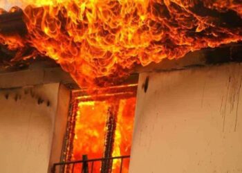 Përfshihet nga flakët një shtëpi në Mitrovicë, zjarri shkatërron dy kate