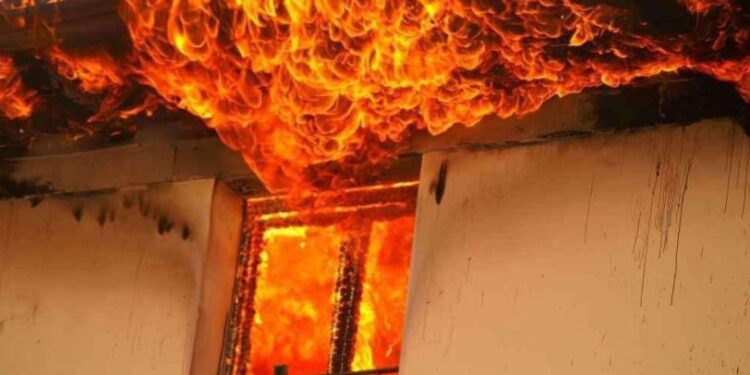 Përfshihet nga flakët një shtëpi në Mitrovicë, zjarri shkatërron dy kate
