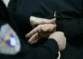 Tre të arrestuar në Mitrovicën e Veriut, dyshohen se tentuan të shisnin parcela me dokumente të falsifikuara