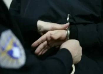 Tre të arrestuar në Mitrovicën e Veriut, dyshohen se tentuan të shisnin parcela me dokumente të falsifikuara