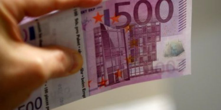 Të rinjtë në Prishtinë paguajnë pica me 500 euro të falsifikuara, marrin 400 euro kusur origjinal