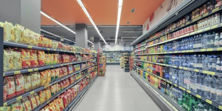 Përleshje në një market në Mitrovicë, 64-vjeçari e gjuan me tranguj të riun pas mosmarrëveshjes për pronë