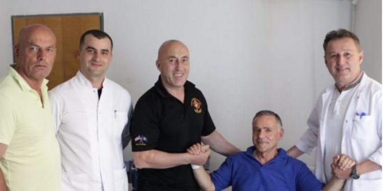 Operohet Ahmet Isufi i AAK-së, Haradinaj i shkon në vizitë