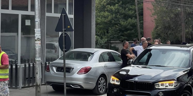 Një kombi i “Vipa Chips” i këput kabllot e rrymës në gorimahallë të Mitrovicës(Video)