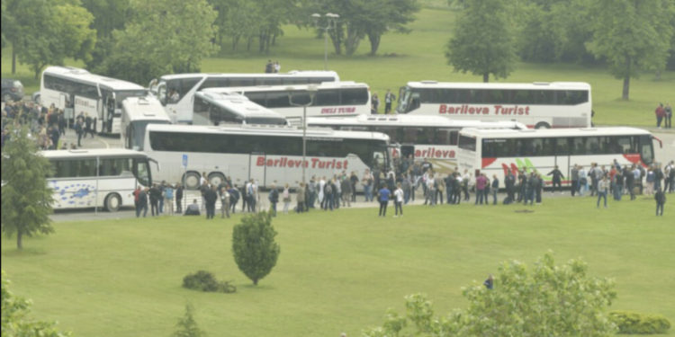 Kompanitë kosovare transportojnë serbët e Veriut për në tubimin e Vucicit në Beograd