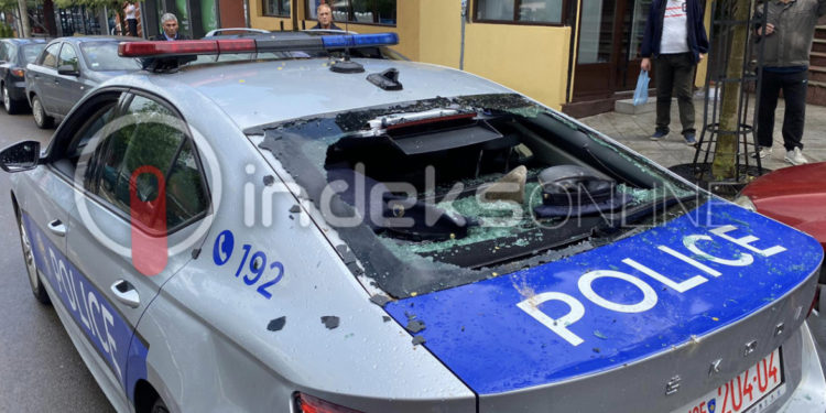 Tensionohet situata në veri, serbët shkatërrojnë veturat e Policisë së Kosovës në Zveçan (Video/foto)