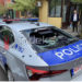 Tensionohet situata në veri, serbët shkatërrojnë veturat e Policisë së Kosovës në Zveçan (Video/foto)