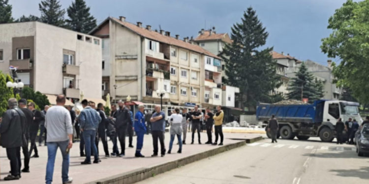 Lëvizje të shtuara të kamionëve në Veri në pikat ku vendosen barrikada