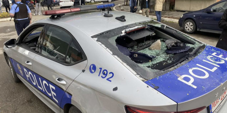 Pesë policë të lënduar pas trazirave në Zveçan